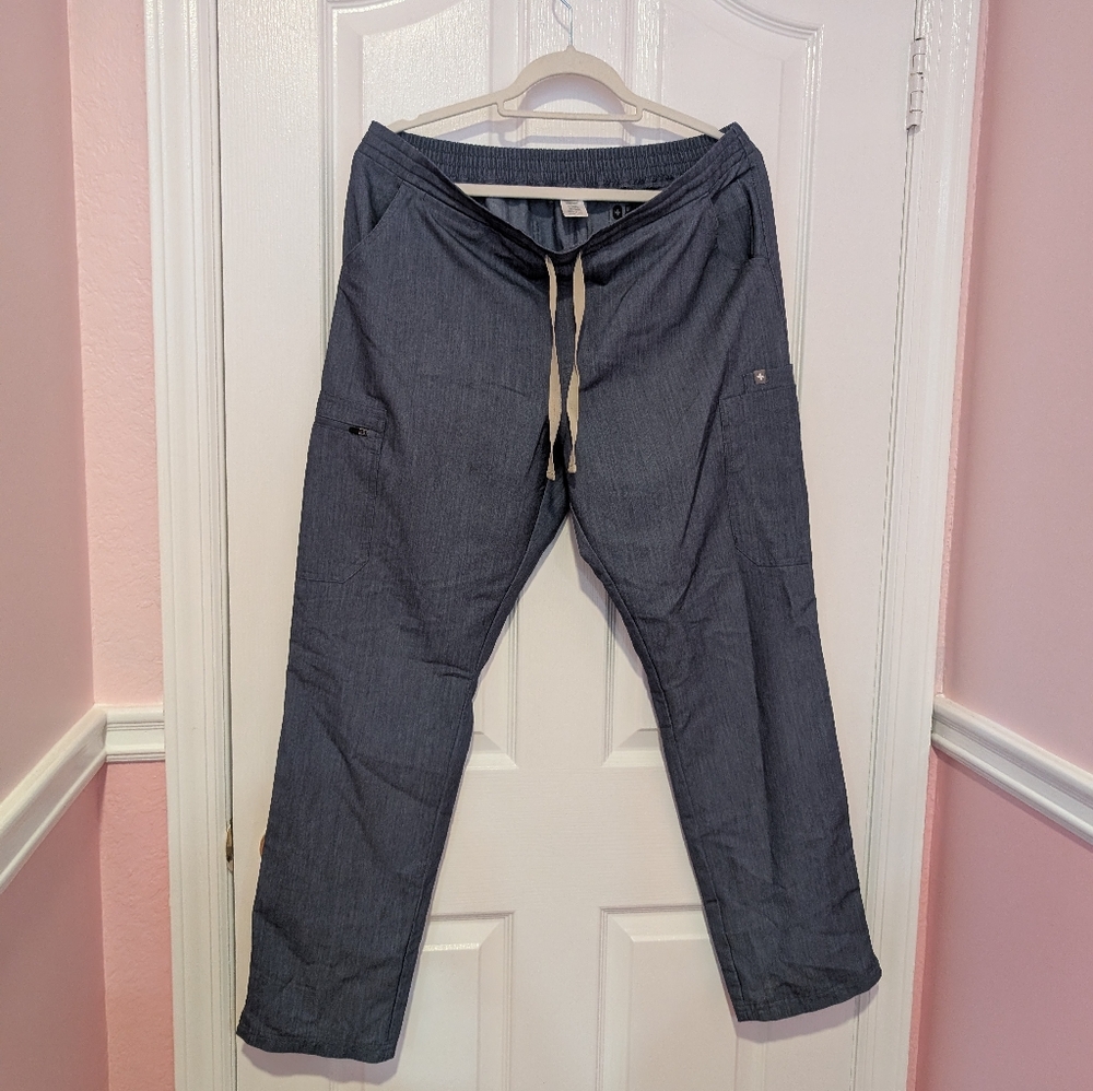 NWOT Figs Heather Denim Kade Cargo Scrub Bottoms Size Large